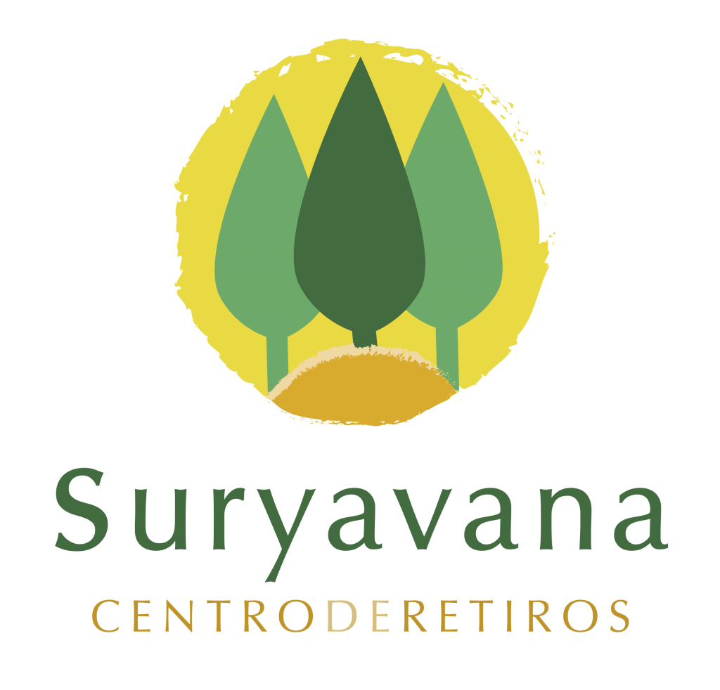 El Logotipo de Suryavana. Después de mucha consideración hemos diseñado el logo tipo de Suryavana. Suryavana significa «El Bosque Iluminado». Entonces la imagen contiene el Sol detrás. Dos aspectos mas característica de nuestro terreno en Suryavana es la misteriosa Colina con su Bosque, y la presencia de los «Cupressus sempervirens», los Ciprés italiano, también incluido en la imagen.
Los colores están inspirado por el lugar.
Muchísmas gracias a Jesu Maraz por su contribución (www.jesumaraz.com)